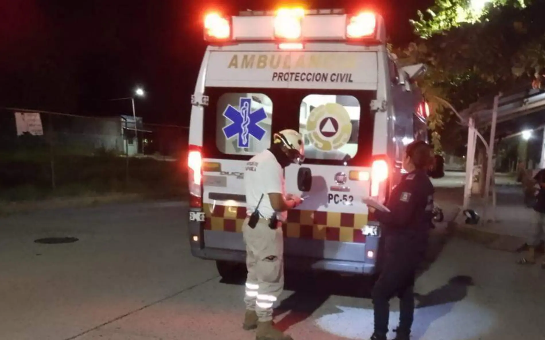 Paramédico y ambulancia